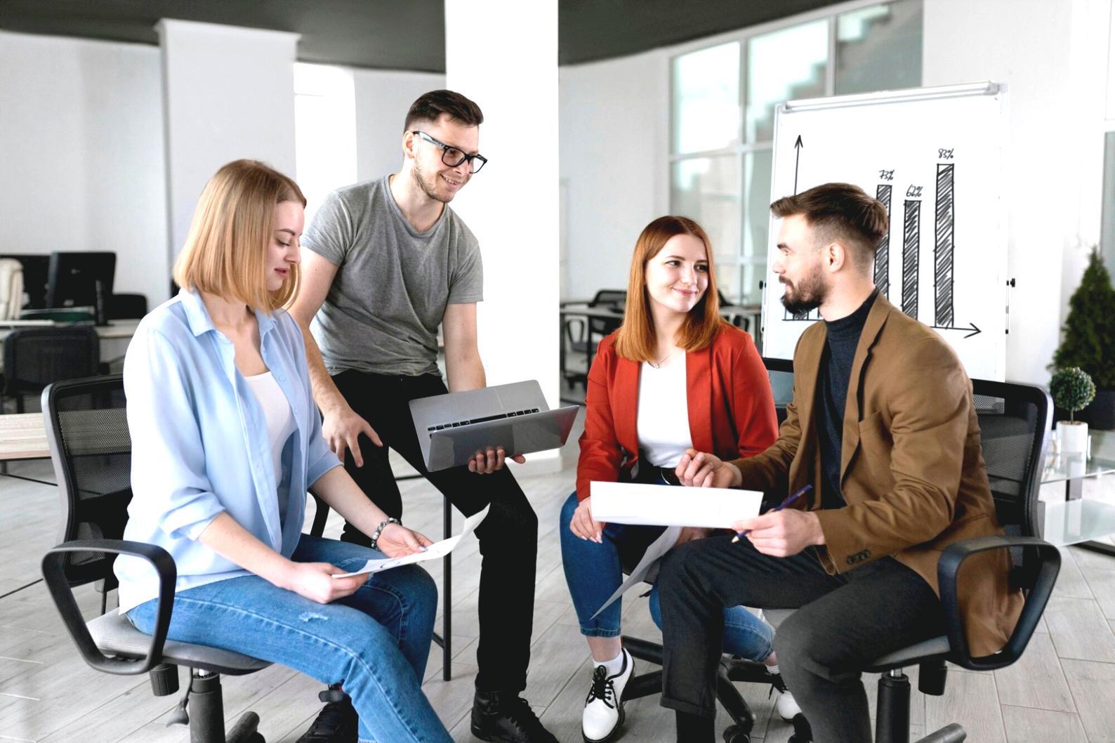 Professionnel travaillant de manière flexible sur l'analyse financière